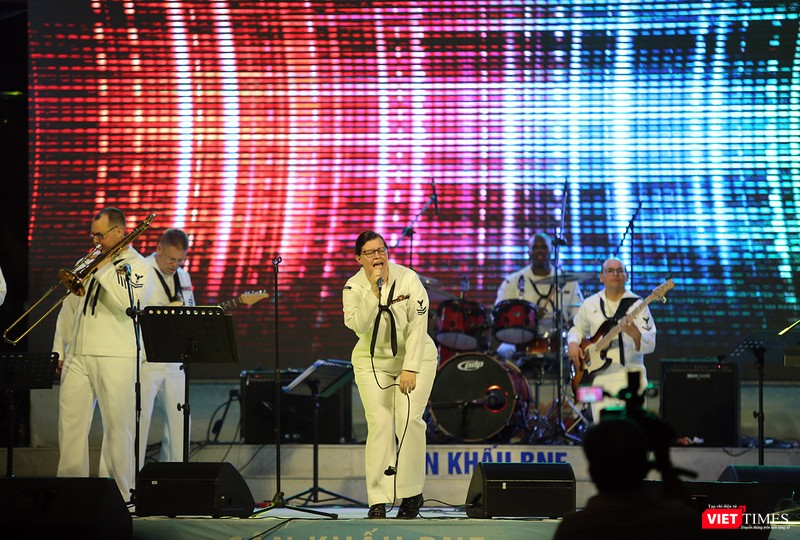 Thủy thủ Hạm đội 7 Mỹ hát vang “Nối vòng tay lớn“ ảnh 11