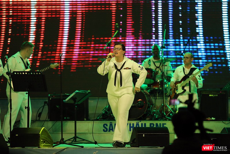 Thủy thủ Hạm đội 7 Mỹ hát vang “Nối vòng tay lớn“ ảnh 12