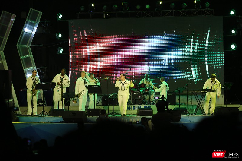 Thủy thủ Hạm đội 7 Mỹ hát vang “Nối vòng tay lớn“ ảnh 13