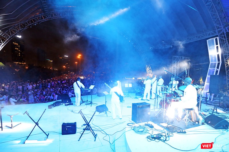 Hải quân Mỹ biểu diễn âm nhạc tại Công viên Biển Đông (Đà Nẵng)