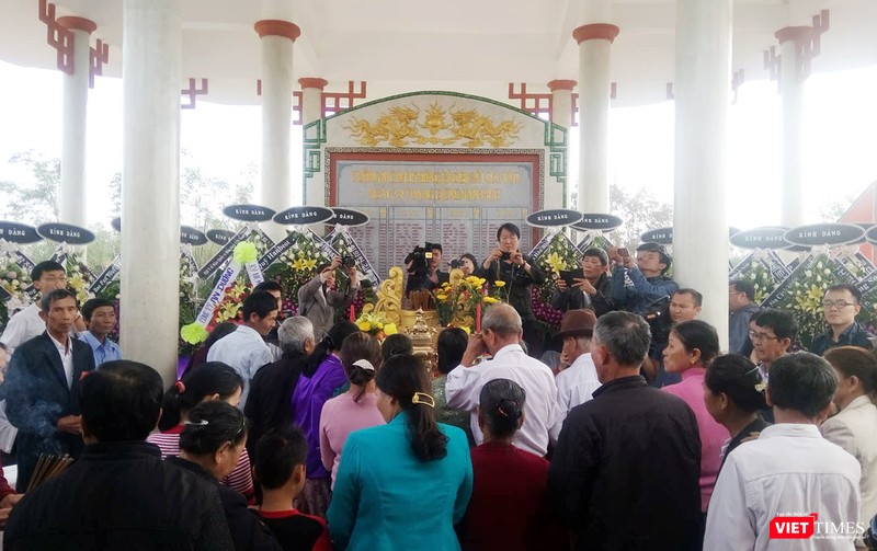 Sáng 11/3, hàng trăm người dân làng Hà My (phường Điện Dương, Thị xã Điện Bàn, tỉnh Quảng Nam) đã tổ chức Lễ tưởng niệm 50 năm vụ lính Nam Hàn thảm sát 135 người dân vô tội tại xóm Tây.