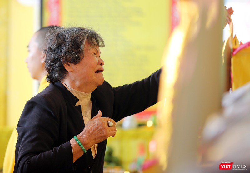 Mẹ Lên Thị Lan bật khóc khi chạm tay vào bài vị liệt sĩ Nguyễn Hữu Lộc tại Lễ tưởng niệm