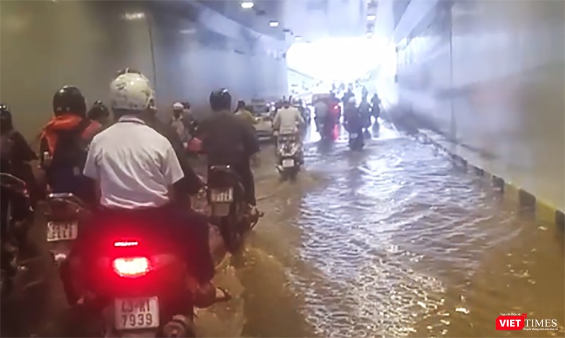 Vừa đưa vào sử dụng từ tháng 11/2017, nhưng Hầm chui Điện Biên Phủ - Nguyễn Tri Phương (Đà Nẵng) được đầu tư hơn trăm tỷ đã ngập nước.