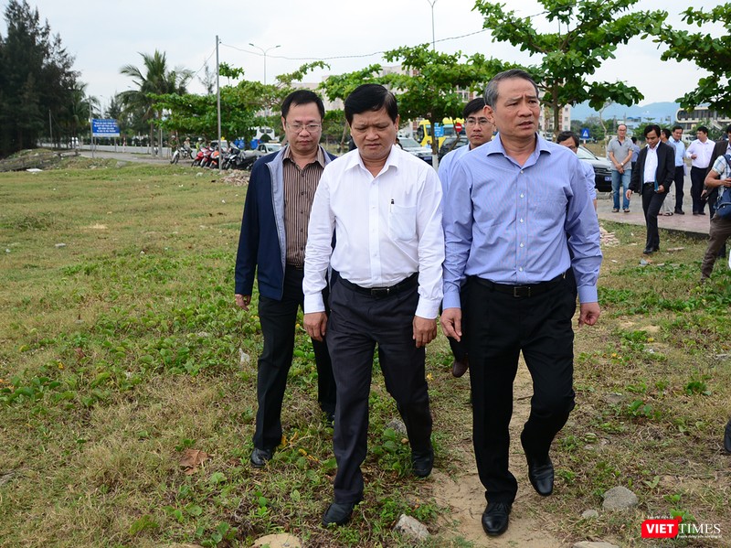 Bí thư Đà Nẵng Trương Quang Nghĩa đi thị sát dự án khu du lịch Lancaster Nam O Resort ngang nhiên dựng hàng rào, chắn lối ra biển của người dân