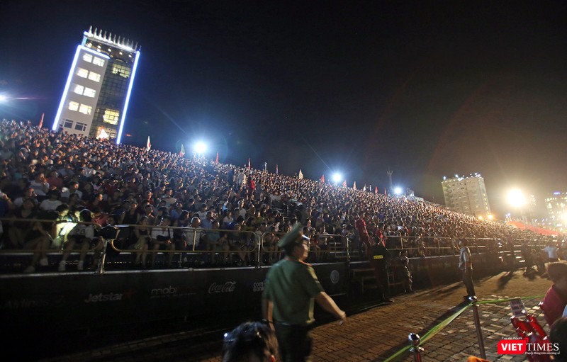 tùy theo vị trí khán đài. Cụ thể, vé dành cho khách lẻ theo vị trí các khán đài là: B4: 300.000 đồng/vé; B3: 400.000 đồng/vé; B1 + B2: 600.000 đồng/vé; A2+A3: 800.000 đồng/vé; A1 (khán đài VIP): 1.000.000 đồng/vé.