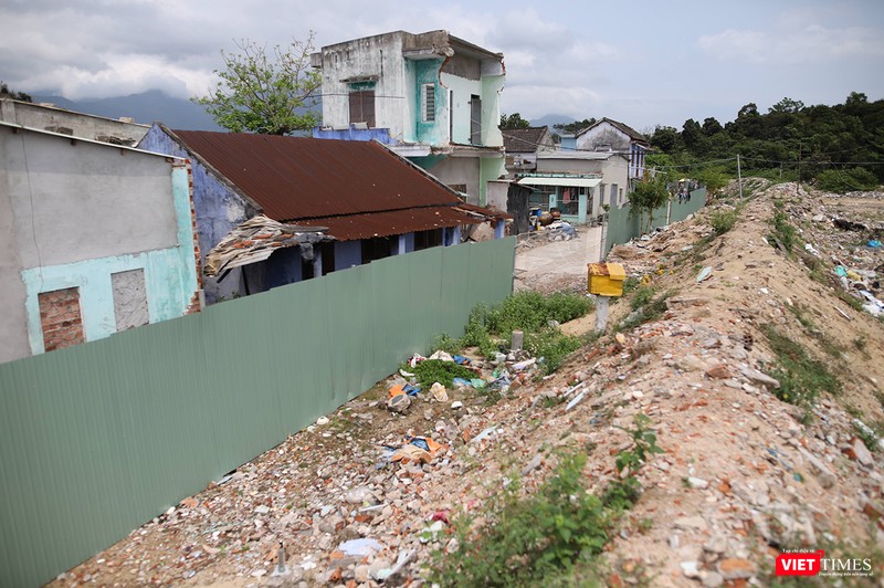 Dù chưa được giao đất, chưa cấp phép xây dựng nhưng chủ đầu tư vẫn ngang nhiên dựng hàng rào, cách ly người dân Nam Ô với biển và cô lập các di tích văn hóa tâm linh lâu đời tại khu vực