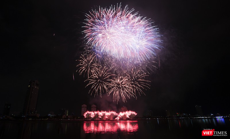 Pháo hoa Đà Nẵng 2018: Mãn nhãn “Bức họa Huyền thoại của những cây cầu” ảnh 8