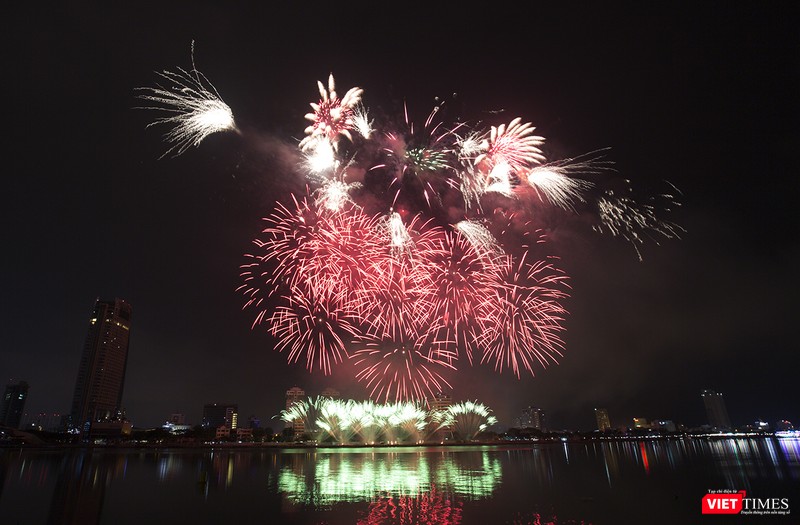 Pháo hoa Đà Nẵng 2018: Mãn nhãn “Bức họa Huyền thoại của những cây cầu” ảnh 10