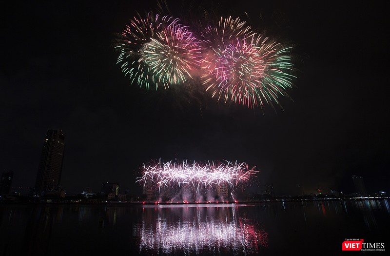 Pháo hoa Đà Nẵng 2018: Mãn nhãn “Bức họa Huyền thoại của những cây cầu” ảnh 16