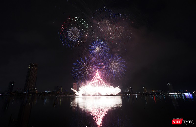 Pháo hoa Đà Nẵng 2018: Mãn nhãn “Bức họa Huyền thoại của những cây cầu” ảnh 19