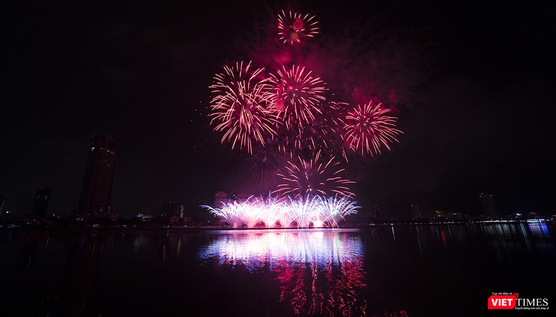 Pháo hoa Đà Nẵng 2018: Mãn nhãn “Bức họa Huyền thoại của những cây cầu” ảnh 20