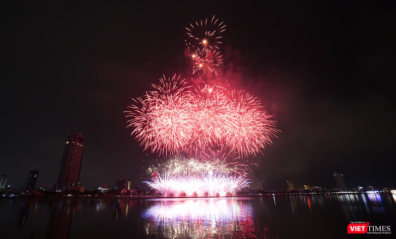 Pháo hoa Đà Nẵng 2018: Mãn nhãn “Bức họa Huyền thoại của những cây cầu” ảnh 22