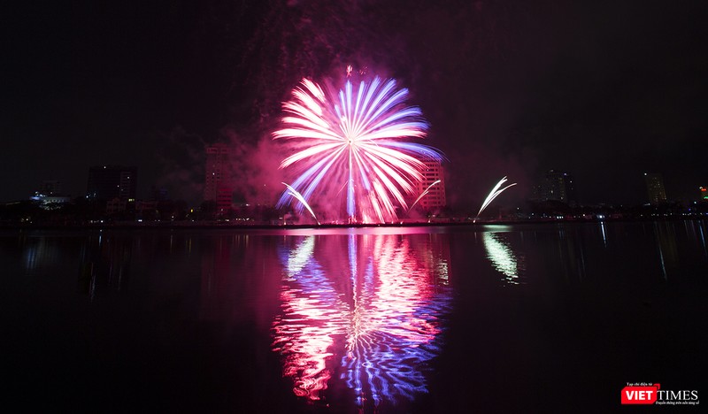 Pháo hoa Đà Nẵng 2018: Mãn nhãn “Bức họa Huyền thoại của những cây cầu” ảnh 25