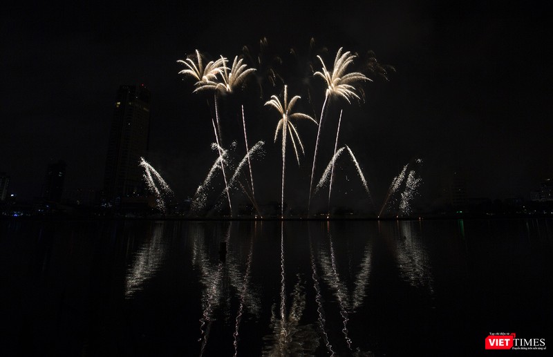 Pháo hoa Đà Nẵng 2018: Cận cảnh hàng vạn người nhún nhảy cùng đội Ba Lan bên “những cây cầu huyền thoại“ ảnh 10