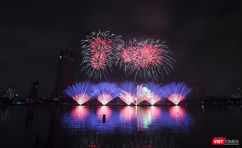 Pháo hoa Đà Nẵng 2018: Cận cảnh hàng vạn người nhún nhảy cùng đội Ba Lan bên “những cây cầu huyền thoại“ ảnh 18
