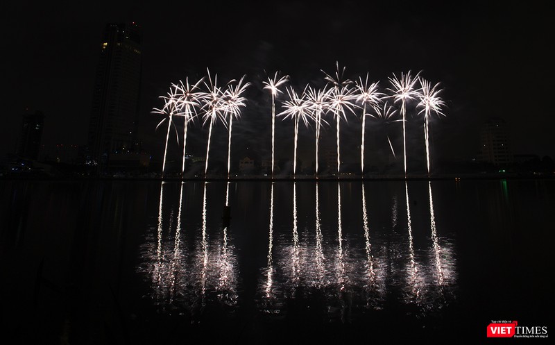 Pháo hoa Đà Nẵng 2018: Cận cảnh hàng vạn người nhún nhảy cùng đội Ba Lan bên “những cây cầu huyền thoại“ ảnh 12