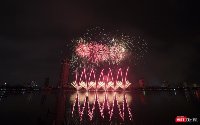 Pháo hoa Đà Nẵng 2018: Cận cảnh hàng vạn người nhún nhảy cùng đội Ba Lan bên “những cây cầu huyền thoại“ ảnh 17