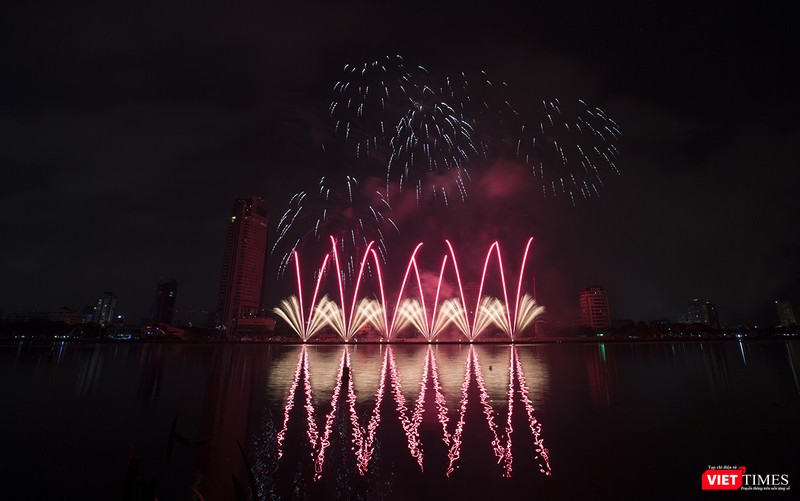 Pháo hoa Đà Nẵng 2018: Cận cảnh hàng vạn người nhún nhảy cùng đội Ba Lan bên “những cây cầu huyền thoại“ ảnh 14