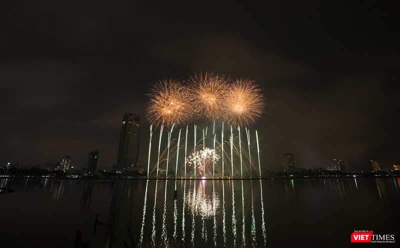 Pháo hoa Đà Nẵng 2018: Cận cảnh hàng vạn người nhún nhảy cùng đội Ba Lan bên “những cây cầu huyền thoại“ ảnh 23