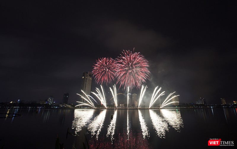 Pháo hoa Đà Nẵng 2018: Cận cảnh hàng vạn người nhún nhảy cùng đội Ba Lan bên “những cây cầu huyền thoại“ ảnh 24