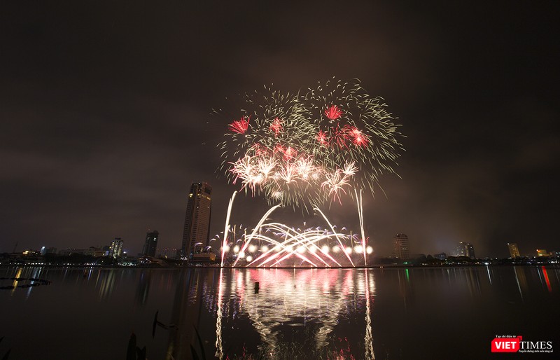 Pháo hoa Đà Nẵng 2018: Cận cảnh hàng vạn người nhún nhảy cùng đội Ba Lan bên “những cây cầu huyền thoại“ ảnh 25