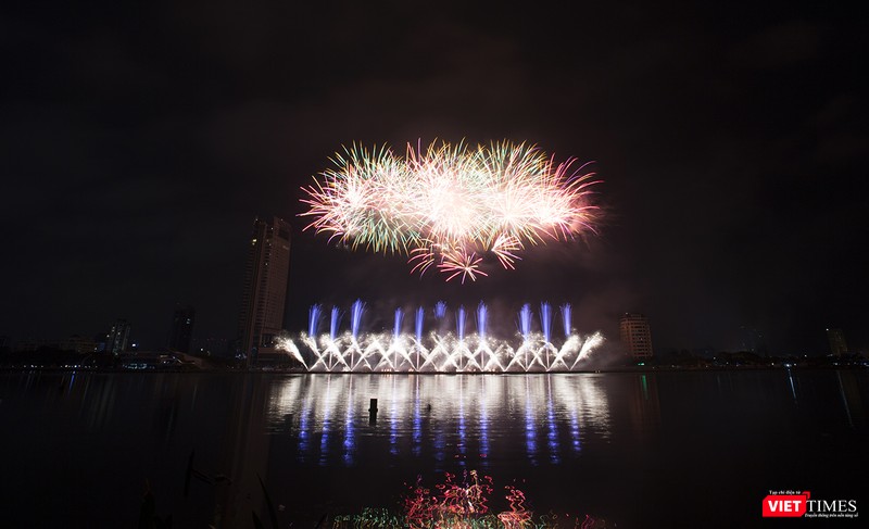 Pháo hoa Đà Nẵng 2018: Cận cảnh hàng vạn người nhún nhảy cùng đội Ba Lan bên “những cây cầu huyền thoại“ ảnh 26