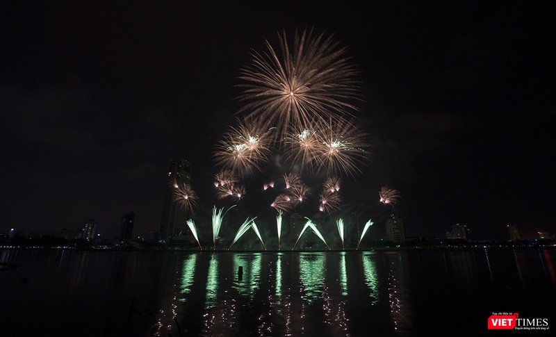 Pháo hoa Đà Nẵng 2018: Cận cảnh hàng vạn người nhún nhảy cùng đội Ba Lan bên “những cây cầu huyền thoại“ ảnh 22