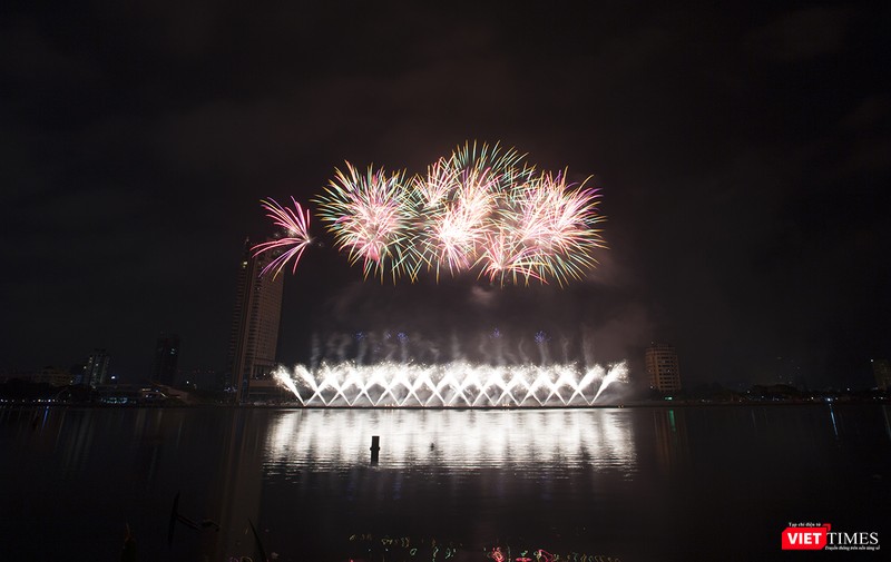 Pháo hoa Đà Nẵng 2018: Cận cảnh hàng vạn người nhún nhảy cùng đội Ba Lan bên “những cây cầu huyền thoại“ ảnh 28