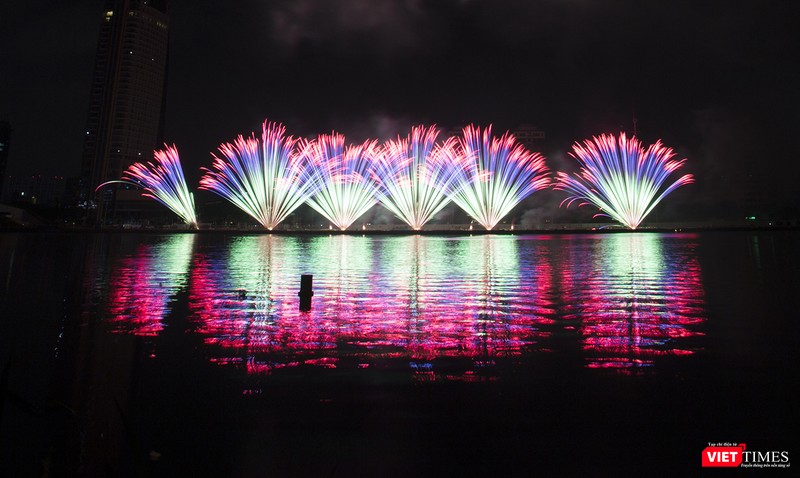 Pháo hoa Đà Nẵng 2018: Cận cảnh hàng vạn người nhún nhảy cùng đội Ba Lan bên “những cây cầu huyền thoại“ ảnh 34
