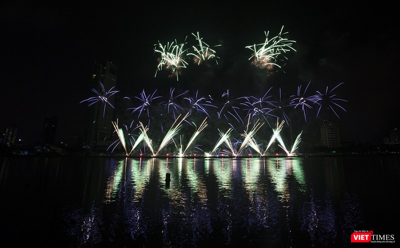 Pháo hoa Đà Nẵng 2018: Cận cảnh hàng vạn người nhún nhảy cùng đội Ba Lan bên “những cây cầu huyền thoại“ ảnh 30