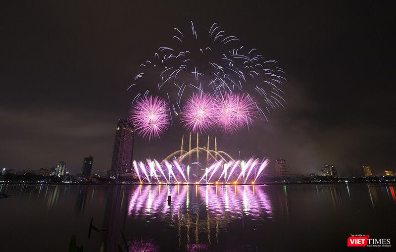 Pháo hoa Đà Nẵng 2018: Cận cảnh hàng vạn người nhún nhảy cùng đội Ba Lan bên “những cây cầu huyền thoại“ ảnh 1