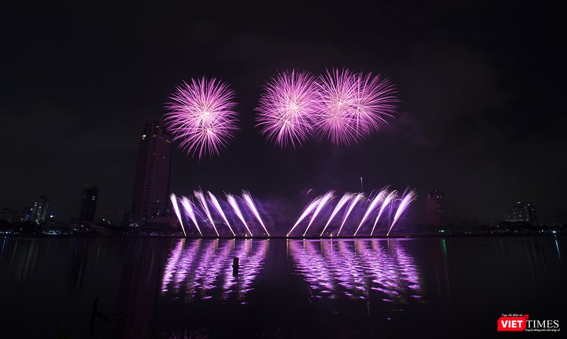 Pháo hoa Đà Nẵng 2018: Cận cảnh hàng vạn người nhún nhảy cùng đội Ba Lan bên “những cây cầu huyền thoại“ ảnh 9
