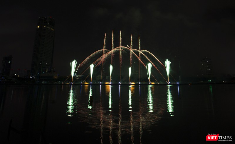 Pháo hoa Đà Nẵng 2018: Cận cảnh hàng vạn người nhún nhảy cùng đội Ba Lan bên “những cây cầu huyền thoại“ ảnh 8
