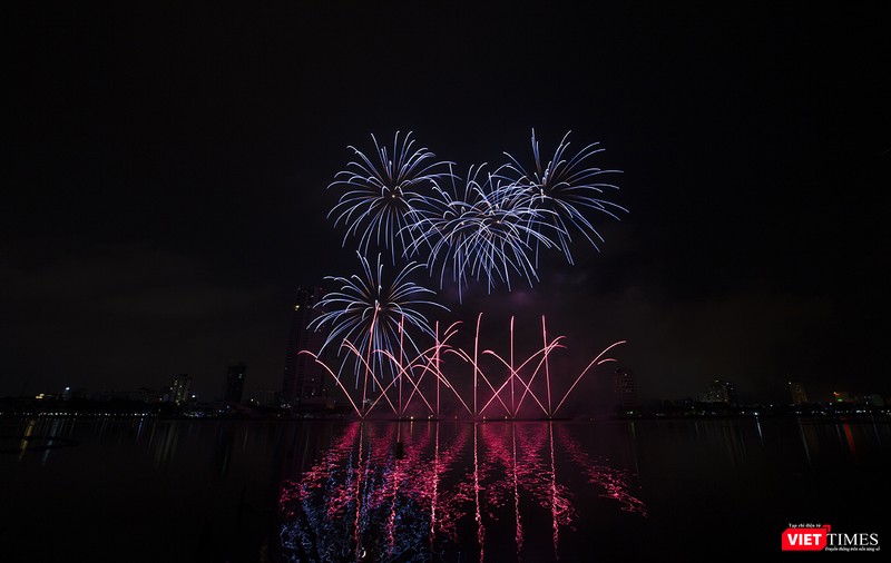 Pháo hoa Đà Nẵng 2018: Cận cảnh hàng vạn người nhún nhảy cùng đội Ba Lan bên “những cây cầu huyền thoại“ ảnh 2