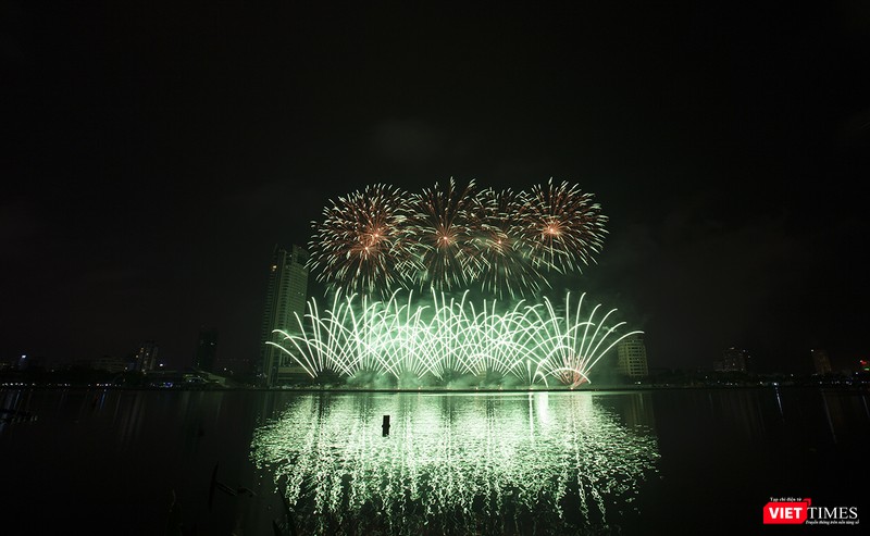 Pháo hoa Đà Nẵng 2018: Cận cảnh hàng vạn người nhún nhảy cùng đội Ba Lan bên “những cây cầu huyền thoại“ ảnh 7