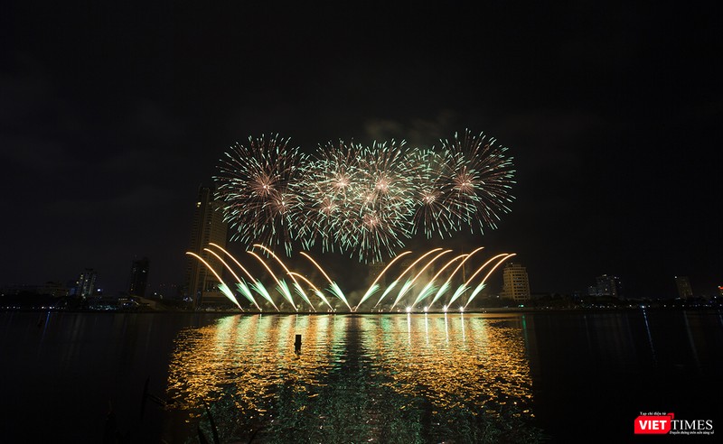 Pháo hoa Đà Nẵng 2018: Cận cảnh hàng vạn người nhún nhảy cùng đội Ba Lan bên “những cây cầu huyền thoại“ ảnh 4