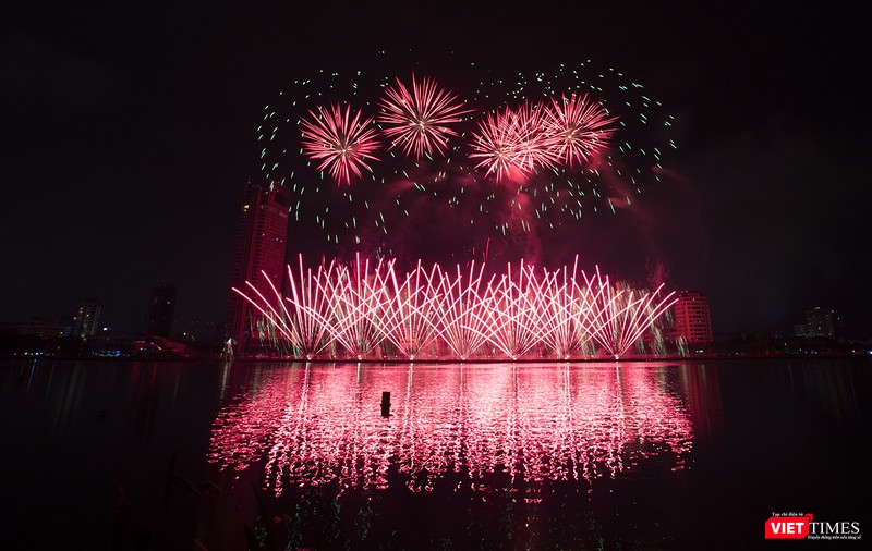 Pháo hoa Đà Nẵng 2018: Cận cảnh hàng vạn người nhún nhảy cùng đội Ba Lan bên “những cây cầu huyền thoại“ ảnh 31