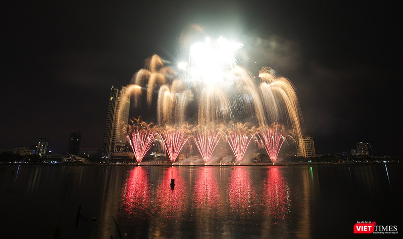 Pháo hoa Đà Nẵng 2018: Cận cảnh hàng vạn người nhún nhảy cùng đội Ba Lan bên “những cây cầu huyền thoại“ ảnh 27