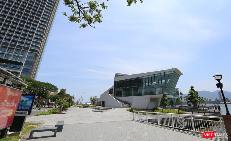 Dự án khu dịch vụ du lịch nhà hàng Café-Bar và bến du thuyền khu vực trước khách sạn Novotel dù đã hoàn thiện việc xây lắp những vẫn trùm mền yên ắng.