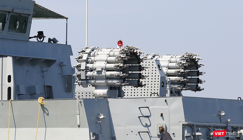 Sức mạnh của tàu hộ vệ tên lửa INS Kamorta và “siêu hậu cần” INS Shakti-Hải quân Ấn Độ ở Đà Nẵng ảnh 9