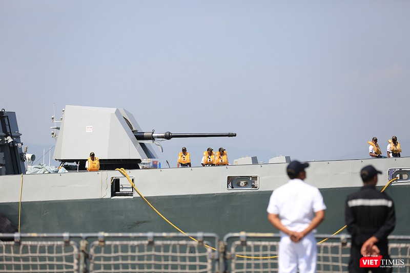 Sức mạnh của tàu hộ vệ tên lửa INS Kamorta và “siêu hậu cần” INS Shakti-Hải quân Ấn Độ ở Đà Nẵng ảnh 11