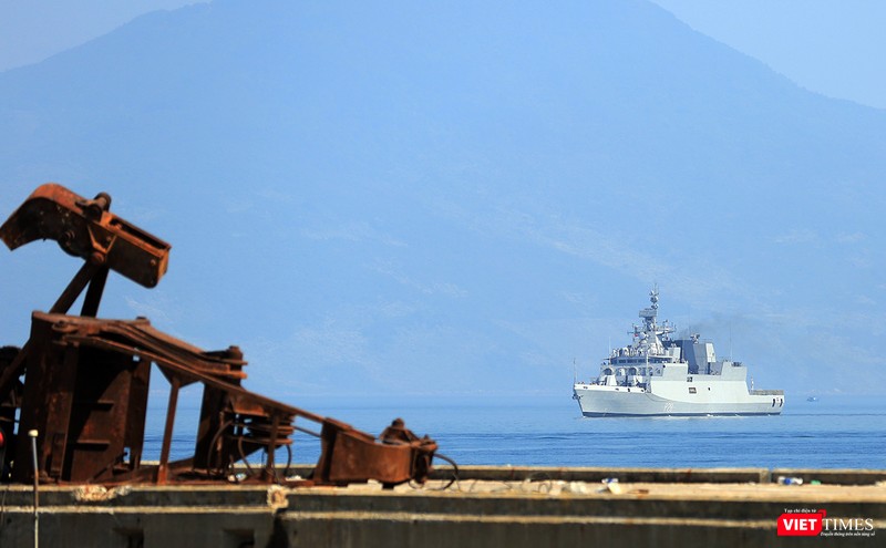 Tàu hộ vệ chống ngầm INS Kamorta (P28) của Hải quân Ấn Độ trên vịnh Đà Nẵng