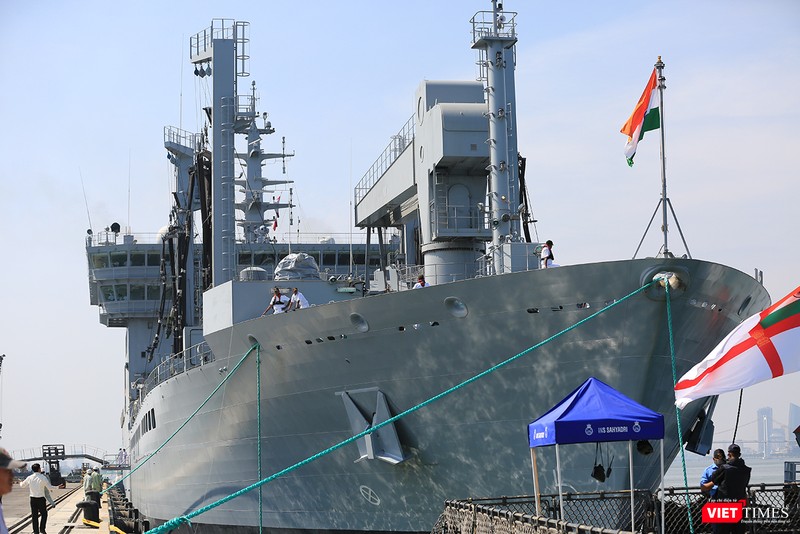 Sức mạnh của tàu hộ vệ tên lửa INS Kamorta và “siêu hậu cần” INS Shakti-Hải quân Ấn Độ ở Đà Nẵng ảnh 28