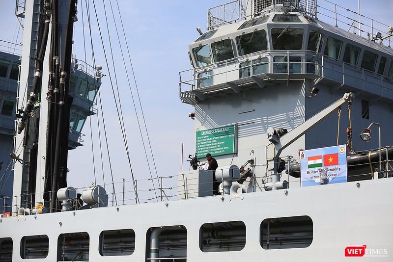 Sức mạnh của tàu hộ vệ tên lửa INS Kamorta và “siêu hậu cần” INS Shakti-Hải quân Ấn Độ ở Đà Nẵng ảnh 23