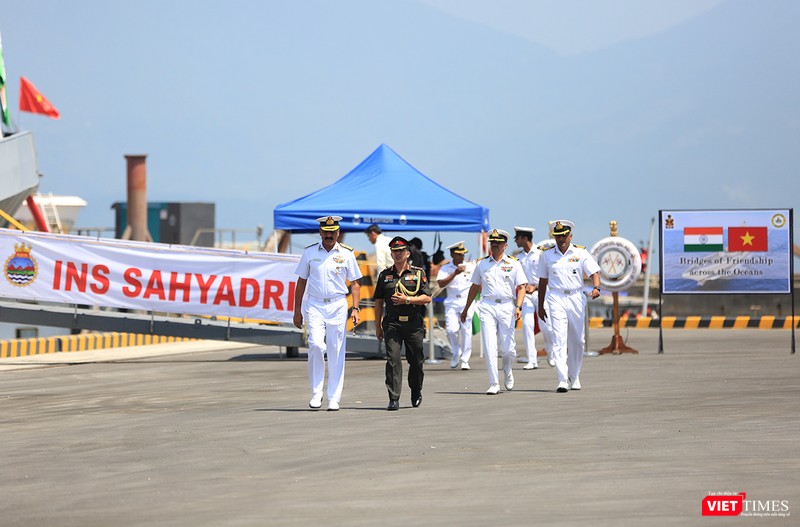 Đội tàu Hải quân Ấn Độ và gần 1.000 binh sĩ cập cảng Đà Nẵng  ảnh 1