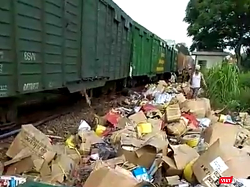 Hiện trường vụ tai nạn với hàng hóa bọi đổ đầy ra ngoài Hiện trường vụ tai nạn với hàng hóa bọi đổ đầy ra ngoài