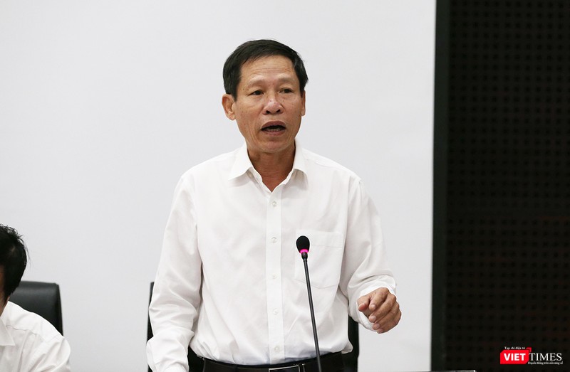 Ông Nguyễn Văn Chiến, Phó Giám đốc Sở Nội vụ TP Đà Nẵng trả lời câu hỏi của báo giới trong buổi cung cấp thông tin Ông Nguyễn Văn Chiến, Phó Giám đốc Sở Nội vụ TP Đà Nẵng trả lời câu hỏi của báo giới trong buổi cung cấp thông tin