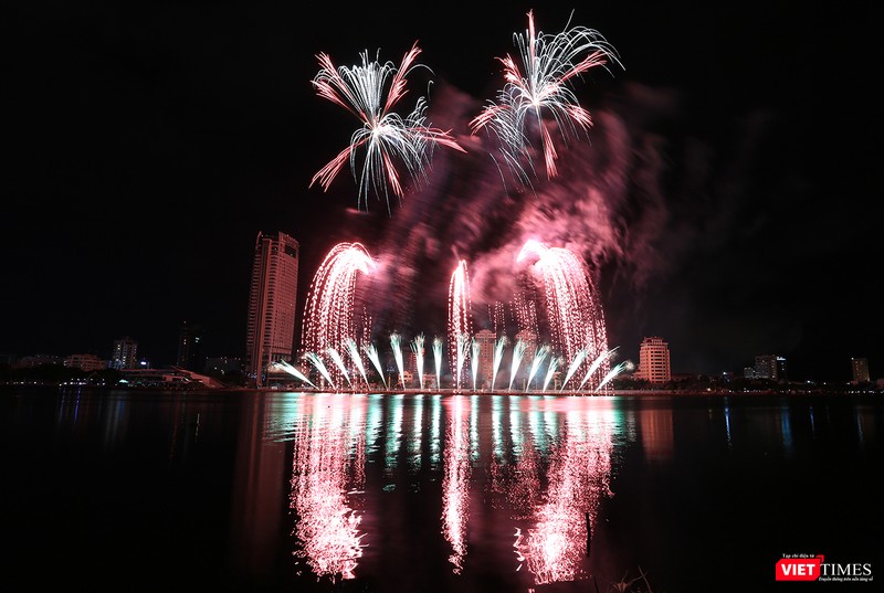 Tối ngày 9/6, sông Hàn (Đà Nẵng) lại sôi động với màn trình diễn pháo hoa của hai đội đến từ Bồ Đào Nha và Thụy Điển.