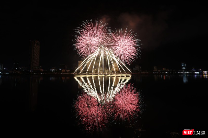 Màn trình diễn pháo hoa đậm chất lãng mạn của đội Ý