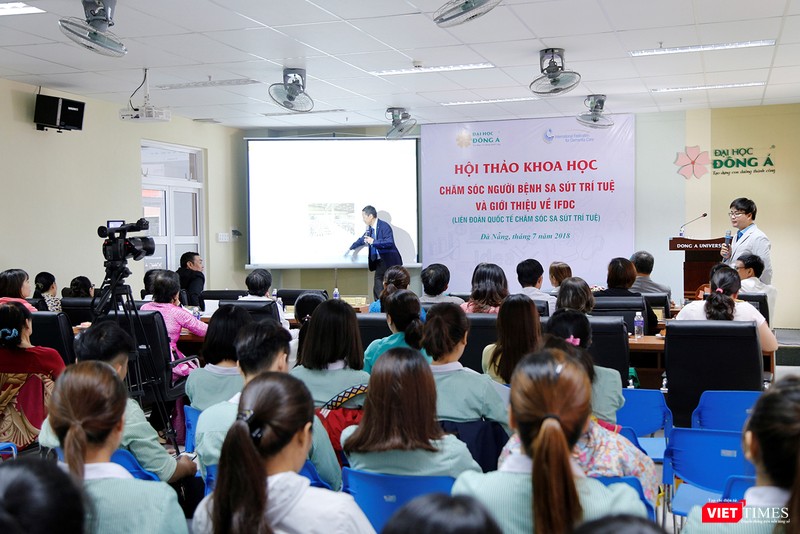 ông Shige Shimoda-Tổng thư ký Liên đoàn quốc tế chăm sóc sa sút trí tuệ (IFDC) trình bày tại Hội thảo “Chăm sóc người bệnh sa sút trí tuệ” do Trường Đại học Đông Á (Đà Nẵng) phối hợp với Liên đoàn quốc tế chăm sóc sa sút trí tuệ (IFDC) tổ chức sáng ngày 2/7.